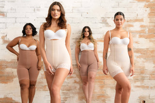 Quatro mulheres usando cintas modeladoras de diferentes tons, posando em frente a uma parede de tijolos em tons neutros.
