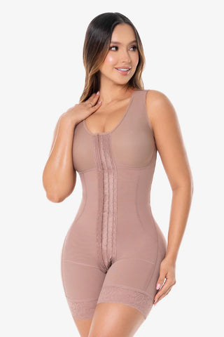 Cinta modeladora inteira na cor Cacau (tom chocolate escuro) com sutiã de alta sustentação e tecnologia push-up para os glúteos. Ideal para invisibilidade sob roupas escuras e peles morenas ou negras.