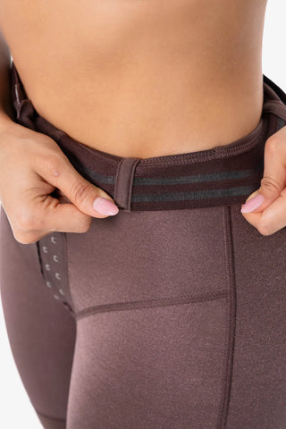 Bermuda modeladora cintura alta cor chocolate. Tecnologia colombiana para efeito zero barriga e realce de curvas.