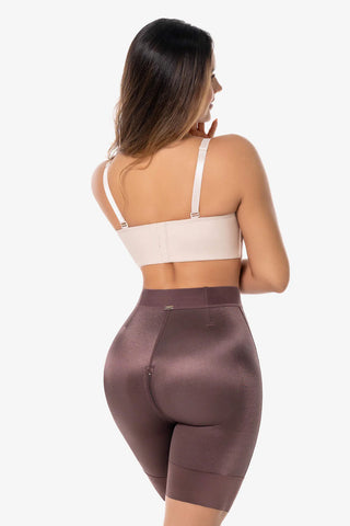 Bermuda modeladora cintura alta cor chocolate. Tecnologia colombiana para efeito zero barriga e realce de curvas.