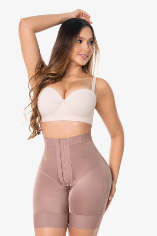 Bermuda cinta modeladora cor cacau. Calcinha de alta compressão que modela a cintura e suaviza as coxas.