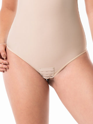 Body Modelador Básico com Bojo MariaE na cor Latte – detalhe do acabamento. Compressão Suave. Ref. BS002ST