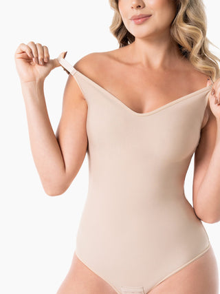 Body Modelador Básico com Bojo MariaE na cor Latte – detalhe do acabamento. Compressão Suave. Ref. BS002ST