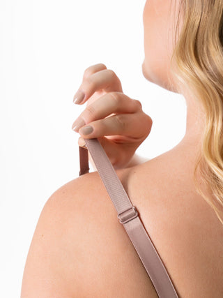 Body Modelador Meia Coxa MariaE na cor Cacau – detalhe do acabamento. Controle Abdominal. Ref. BS003ST
