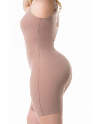 Body Modelador Meia Coxa MariaE na cor Cacau – detalhe do acabamento. Controle Abdominal. Ref. BS003ST
