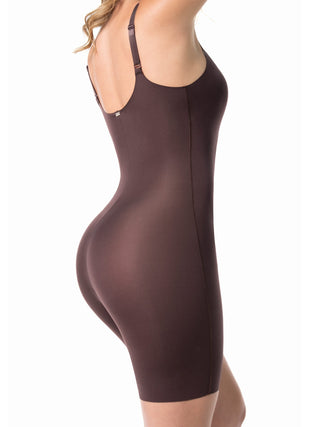 Body Modelador Meia Coxa MariaE na cor Chocolate – detalhe do acabamento. Controle Abdominal. Ref. BS003ST