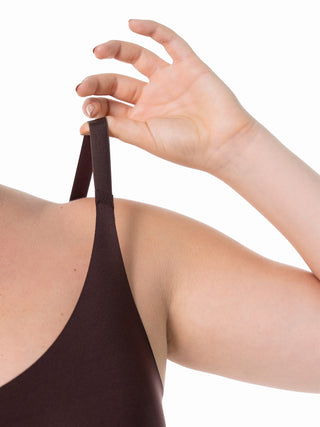 Body Modelador Meia Coxa MariaE na cor Chocolate – detalhe do acabamento. Controle Abdominal. Ref. BS003ST