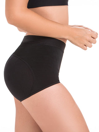 Calcinha Modeladora Cachetero MariaE na cor Preto – vista de perfil. Levanta Bumbum. Ref. SO469ST