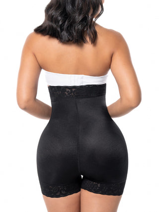 Calcinha Modeladora Cintura Alta MariaE na cor Preto – vista de costas. Levanta Bumbum. Ref. SO140ST