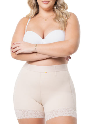 Calcinha Modeladora Meia Coxa MariaE na cor Bege – vista frontal. Levanta Bumbum. Ref. SO101ST