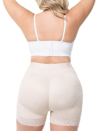 Calcinha Modeladora Meia Coxa MariaE na cor Bege – vista de costas. Levanta Bumbum. Ref. SO101ST