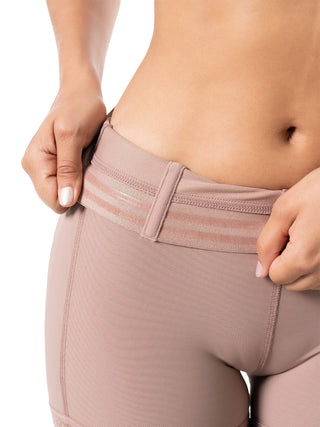 Calcinha Modeladora Meia Coxa MariaE na cor Cacau – detalhe do acabamento. Levanta Bumbum. Ref. SO101ST