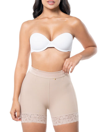 Calcinha Modeladora Meia Coxa MariaE na cor Latte – vista frontal. Levanta Bumbum. Ref. SO101ST