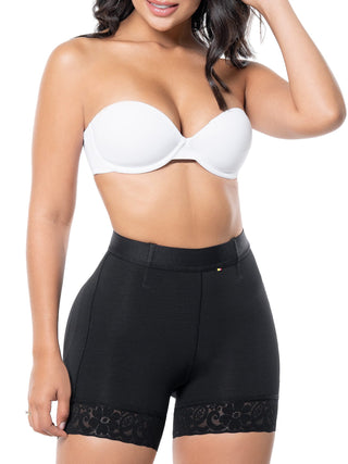 Calcinha Modeladora Meia Coxa MariaE na cor Preto – vista frontal. Levanta Bumbum. Ref. SO101ST