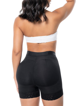 Calcinha Modeladora Meia Coxa MariaE na cor Preto – vista de costas. Levanta Bumbum. Ref. SO101ST