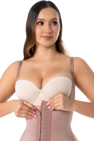 Cinta modeladora feminina de alta compressão cor cacau. Exibe tecnologia colombiana para efeito levanta bumbum e redução de medidas.