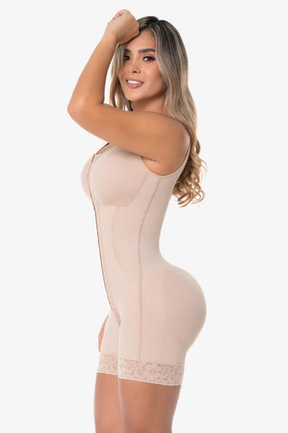 Cinta modeladora completa na cor Latte (nude claro) com sutiã integrado, fechamento frontal por colchetes e acabamento em renda siliconada nas pernas. Modelo focado em compressão abdominal e efeito empina bumbum.