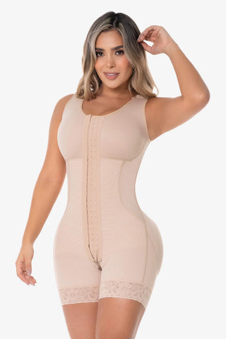Cinta modeladora completa na cor Latte (nude claro) com sutiã integrado, fechamento frontal por colchetes e acabamento em renda siliconada nas pernas. Modelo focado em compressão abdominal e efeito empina bumbum.