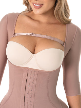 Cinta Modeladora Corpo Inteiro com Mangas MariaE na cor Cacau – foto do produto. Modela os Braços. Ref. CN133SR
