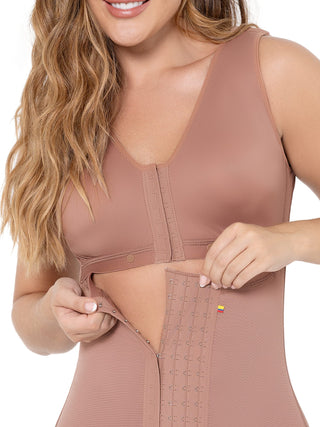 Cinta Modeladora Curta com Sutiã MariaE na cor Cacau – detalhe do acabamento. Afina a Cintura. Ref. CN102ST