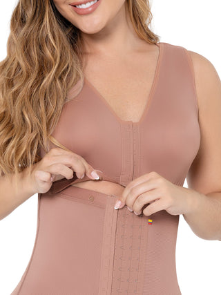 Cinta Modeladora Curta com Sutiã MariaE na cor Cacau – detalhe do acabamento. Afina a Cintura. Ref. CN102ST
