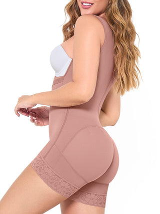 Cinta Modeladora Curta Sem Busto MariaE na cor Cacau – vista de perfil. Empina o Bumbum. Ref. CN113ST