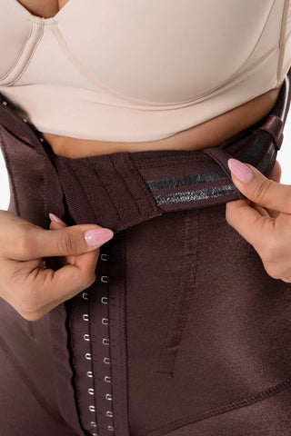 Cinta modeladora tomara-que-caia cor chocolate. Compressão flexível com alças opcionais para máxima versatilidade