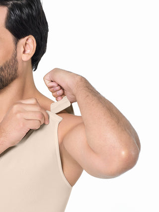 Cinta Modeladora Masculina Tipo Boxer MariaE na cor Bege – detalhe do acabamento. Corretor de Postura. Ref. CN128ST