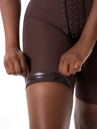 Cinta Modeladora Meia Coxa com Barbatanas MariaE na cor Chocolate – foto do produto. Alta Compressão. Ref. CN002RA
