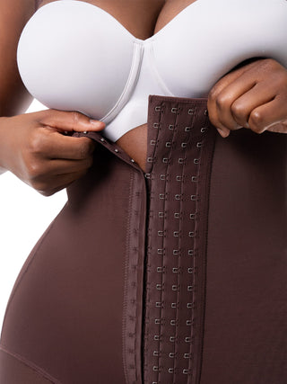 Cinta Modeladora Meia Coxa Sem Busto MariaE na cor Chocolate – foto do produto. Afina a Cintura. Ref. CN005RA