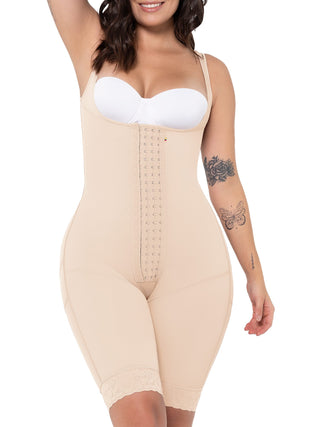 Cinta Modeladora Meia Coxa Sem Busto MariaE na cor Bege – vista frontal. Empina o Bumbum. Ref. CN111ST