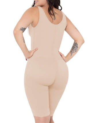 Cinta Modeladora Meia Coxa Sem Busto MariaE na cor Bege – vista de costas. Empina o Bumbum. Ref. CN111ST
