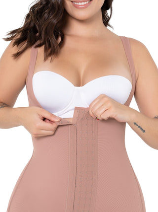 Cinta Modeladora Meia Coxa Sem Busto MariaE na cor Cacau – detalhe do acabamento. Empina o Bumbum. Ref. CN111ST