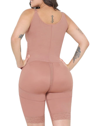 Cinta Modeladora Meia Coxa Sem Busto MariaE na cor Cacau – vista de costas. Empina o Bumbum. Ref. CN112ST