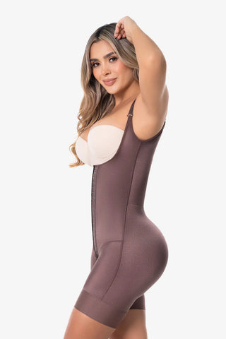 Cinta short de alta compressão cor chocolate. Ideal para compressão abdominal firme e uso invisível sob vestidos e calças.