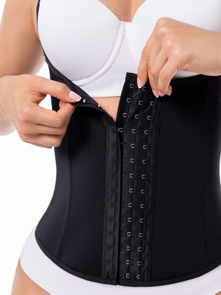 Corset Colete em Látex com Barbatanas MariaE na cor Preto – foto do produto. Afina a Cintura. Ref. CR006ST
