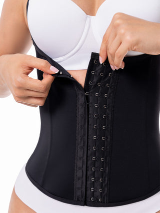 Corset Colete em Látex com Barbatanas MariaE na cor Preto – foto do produto. Afina a Cintura. Ref. CR006ST