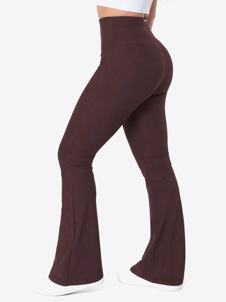 Legging Modeladora Boot Cut MariaE na cor Chocolate – vista de perfil. Controle de Barriga. Ref. LE001ST