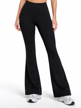 Legging Modeladora Boot Cut MariaE na cor Preto – vista frontal. Controle de Barriga. Ref. LE001ST