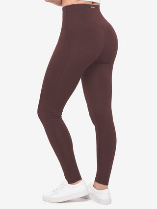Legging Modeladora Esportiva MariaE na cor Chocolate – vista de costas. Controle de Barriga. Ref. LE004ST