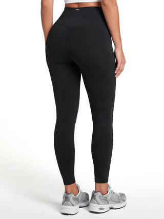 Legging Modeladora Esportiva MariaE na cor Preto – vista de costas. Controle de Barriga. Ref. LE004ST