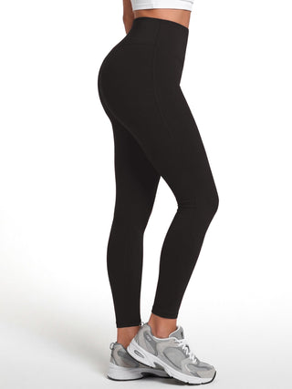 Legging Modeladora Esportiva MariaE na cor Preto – vista de perfil. Controle de Barriga. Ref. LE004ST