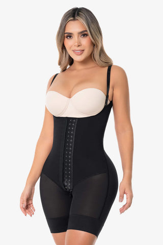 Modelador corporal 360º preto. Possui alta cobertura nas costas e axilas, alças ajustáveis e efeito empina bumbum.