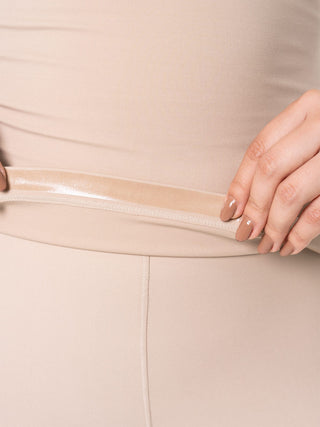 Regata Modeladora Básica MariaE na cor Latte – detalhe do acabamento. Frente Dupla. Ref. BS004ST