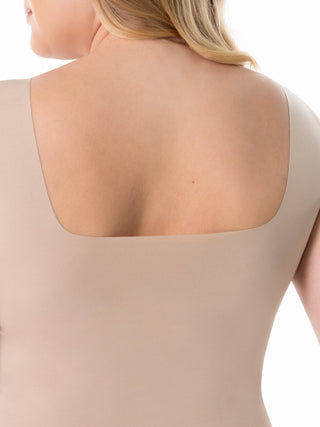 Regata Modeladora Básica MariaE na cor Latte – detalhe do acabamento. Frente Dupla. Ref. BS004ST