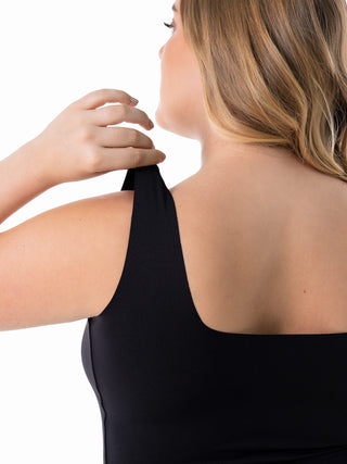 Regata Modeladora Básica MariaE na cor Preto – detalhe do acabamento. Frente Dupla. Ref. BS004ST