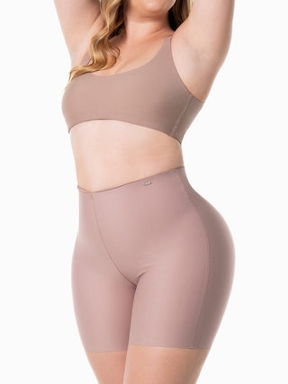 Short Modelador Básico Cintura Alta MariaE na cor Cacau – vista frontal. Elástico Siliconado. Ref. BS001ST