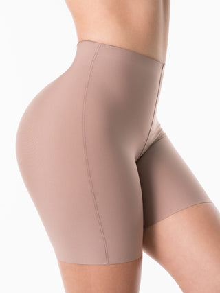 Short Modelador Básico Cintura Alta MariaE na cor Cacau – detalhe do acabamento. Elástico Siliconado. Ref. BS001ST