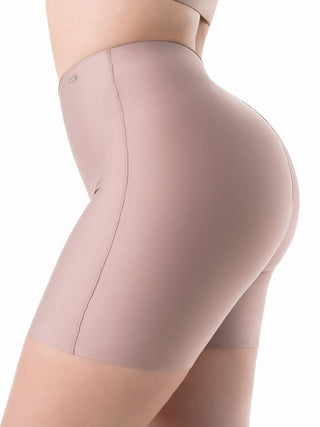Short Modelador Básico Cintura Alta MariaE na cor Cacau – detalhe do acabamento. Elástico Siliconado. Ref. BS001ST