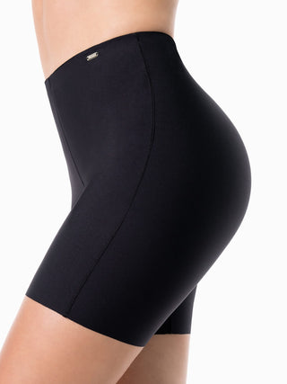 Short Modelador Básico Cintura Alta MariaE na cor Preto – detalhe do acabamento. Elástico Siliconado. Ref. BS001ST